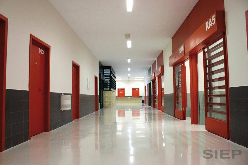 El centro penitenciario Málaga II, ubicado en Archidona, tiene 1.008 celdas en las que se pueden internar en torno a 2.000 reclusos. 
