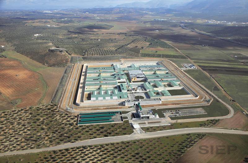 El centro penitenciario Málaga II, ubicado en Archidona, tiene 1.008 celdas en las que se pueden internar en torno a 2.000 reclusos. 