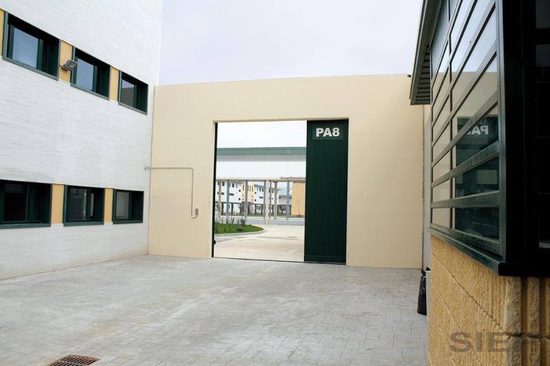 El centro penitenciario Málaga II, ubicado en Archidona, tiene 1.008 celdas en las que se pueden internar en torno a 2.000 reclusos. 