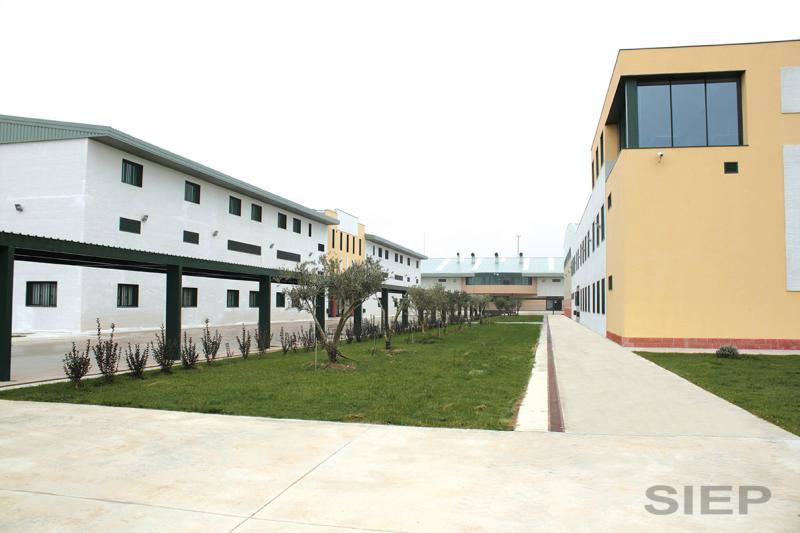 El centro penitenciario Málaga II, ubicado en Archidona, tiene 1.008 celdas en las que se pueden internar en torno a 2.000 reclusos. 