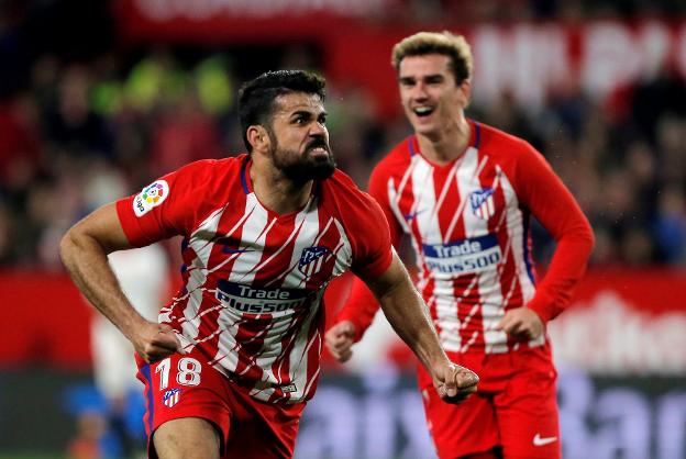 Diego Costa celebra el primer gol del Atlético. :: Jon Nazca / reuters