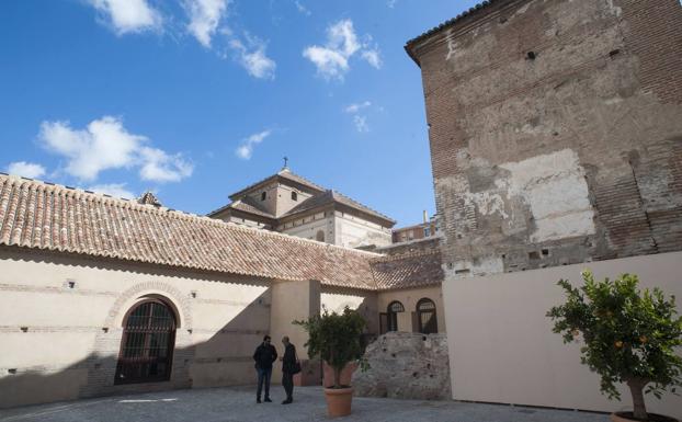 Zonas recién rehabilitadas del antiguo convento y, al fondo, la iglesia del Carmen. 