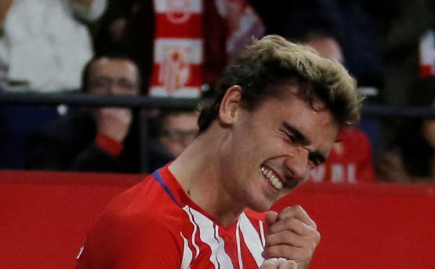 Antoine Griezmann canta uno de sus tres goles al Sevilla en el Sánchez-Pizjuán. 