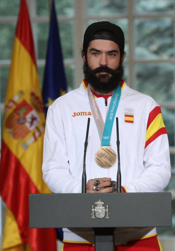 Regino Hernández y Javier Fernández, que conquistaron sendas medallas de bronce en los Juegos Olímpicos de Pyeongchang (Corea del Sur), en patinaje artístico y snowboard, respectivamente, fueron recibidos este martes en el Palacio de La Moncloa por el presidente del Gobierno, Mariano Rajoy
