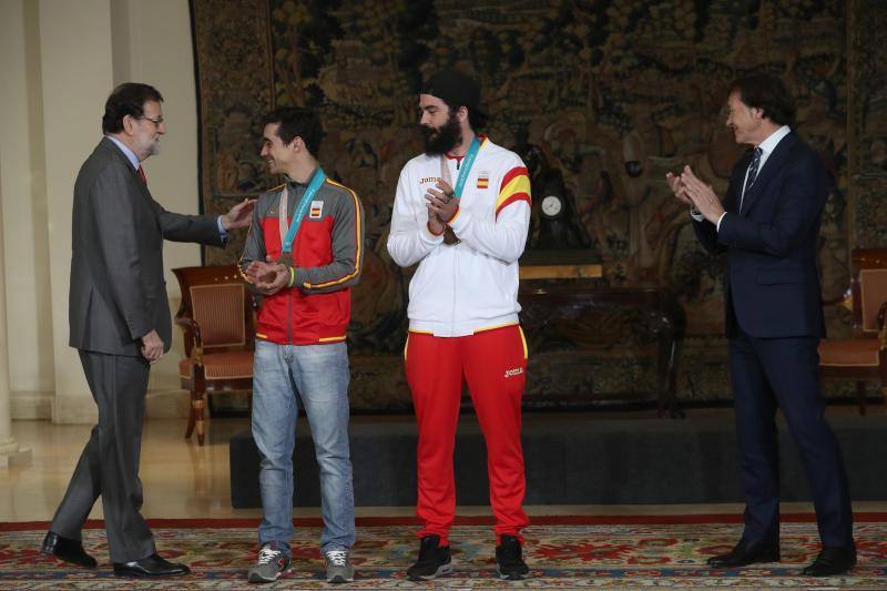 Regino Hernández y Javier Fernández, que conquistaron sendas medallas de bronce en los Juegos Olímpicos de Pyeongchang (Corea del Sur), en patinaje artístico y snowboard, respectivamente, fueron recibidos este martes en el Palacio de La Moncloa por el presidente del Gobierno, Mariano Rajoy