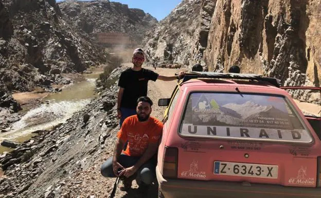 Mario Juan Toledo y Juan Carlos Vera junto al Opel Corsa con el que participan en el raid. 