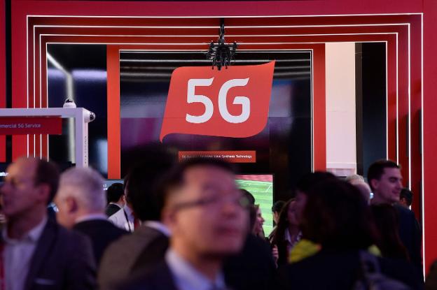 El público llena el stand dedicado al sistema 5G, ayer en el Mobile World Congress de Barcelona. :: J. Lago / AFP