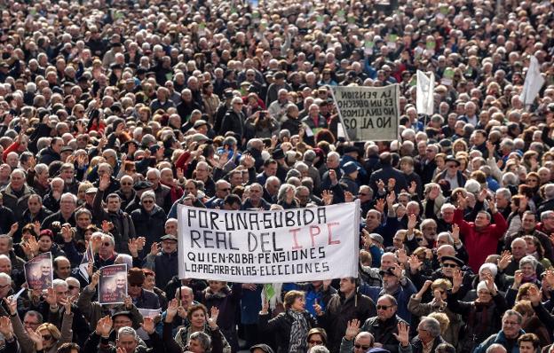 Concentración de jubilados en Bilbao, ayer, en protesta por la revalorización mínima de las pensiones. :: efe