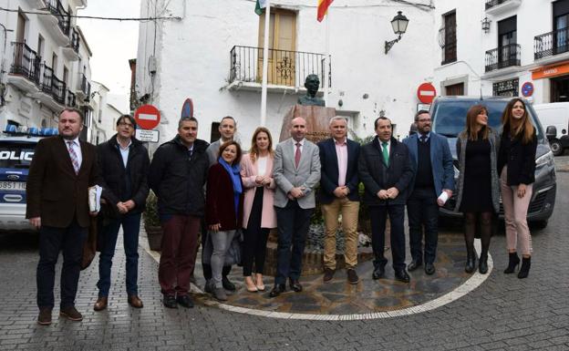 Ruiz Espejo y los diputados provinciales del PSOE en Casares