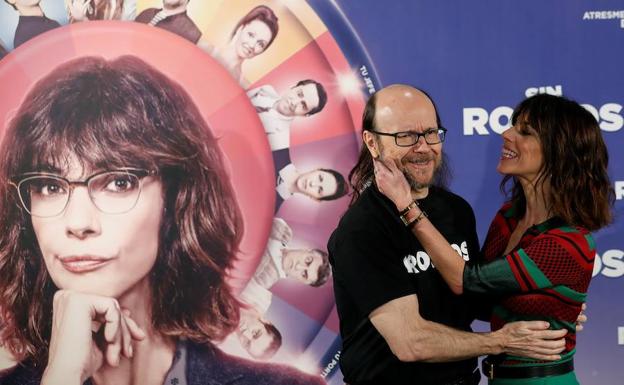 Santiago Segura y Maribel Verdú posan durante la presentación de la película. 