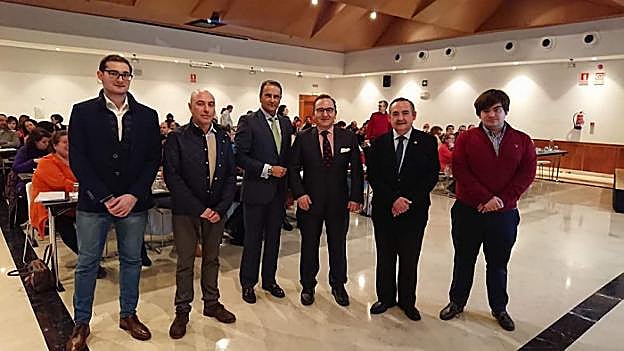 Salvador Pedraza, Javier Pena, Luis Emilio Jos y Manuel Pérez con nuevos miembros del Colegio de Titulares Mercantiles.
