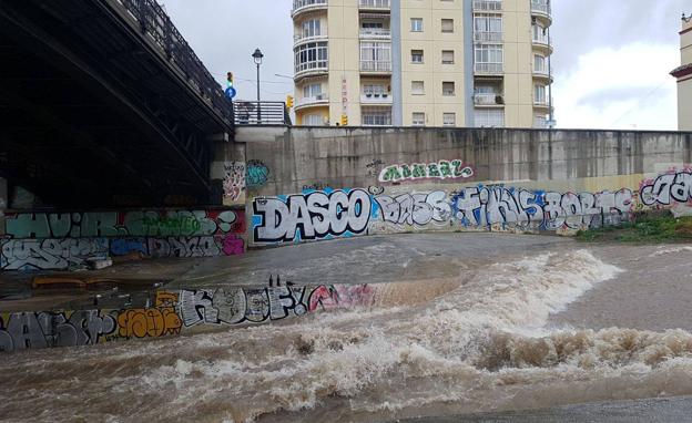 Así baja el río Guadalmedina tras el paso de Emma por Málaga