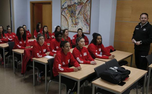 Diego Carrasco y las jugadoras, ayer en la sesión de vídeo previa al partido en las instalaciones del Instituto Andaluz del Deporte
