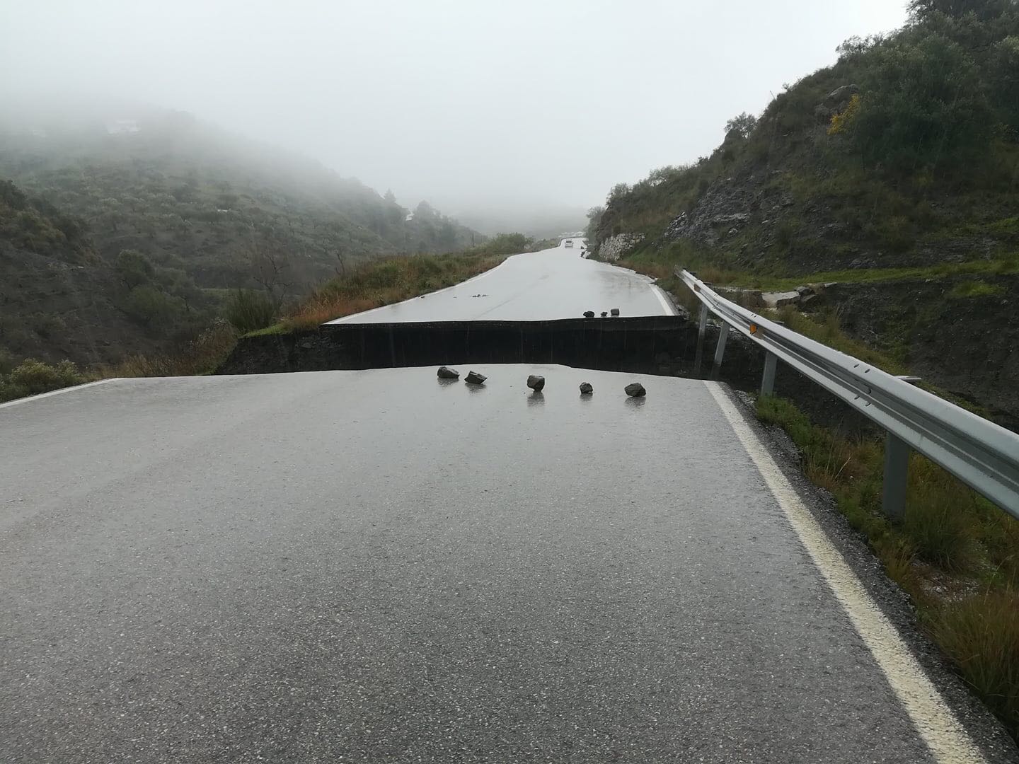 Socavón en la carretera entre Salares y Archez