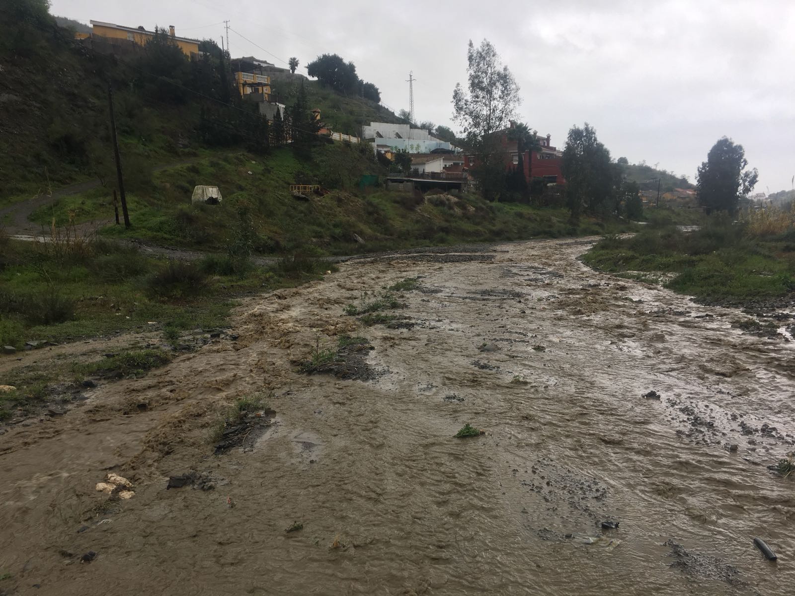 Así se encuentra el arroyo Granadillas a su paso por Rincón de la Victoria.