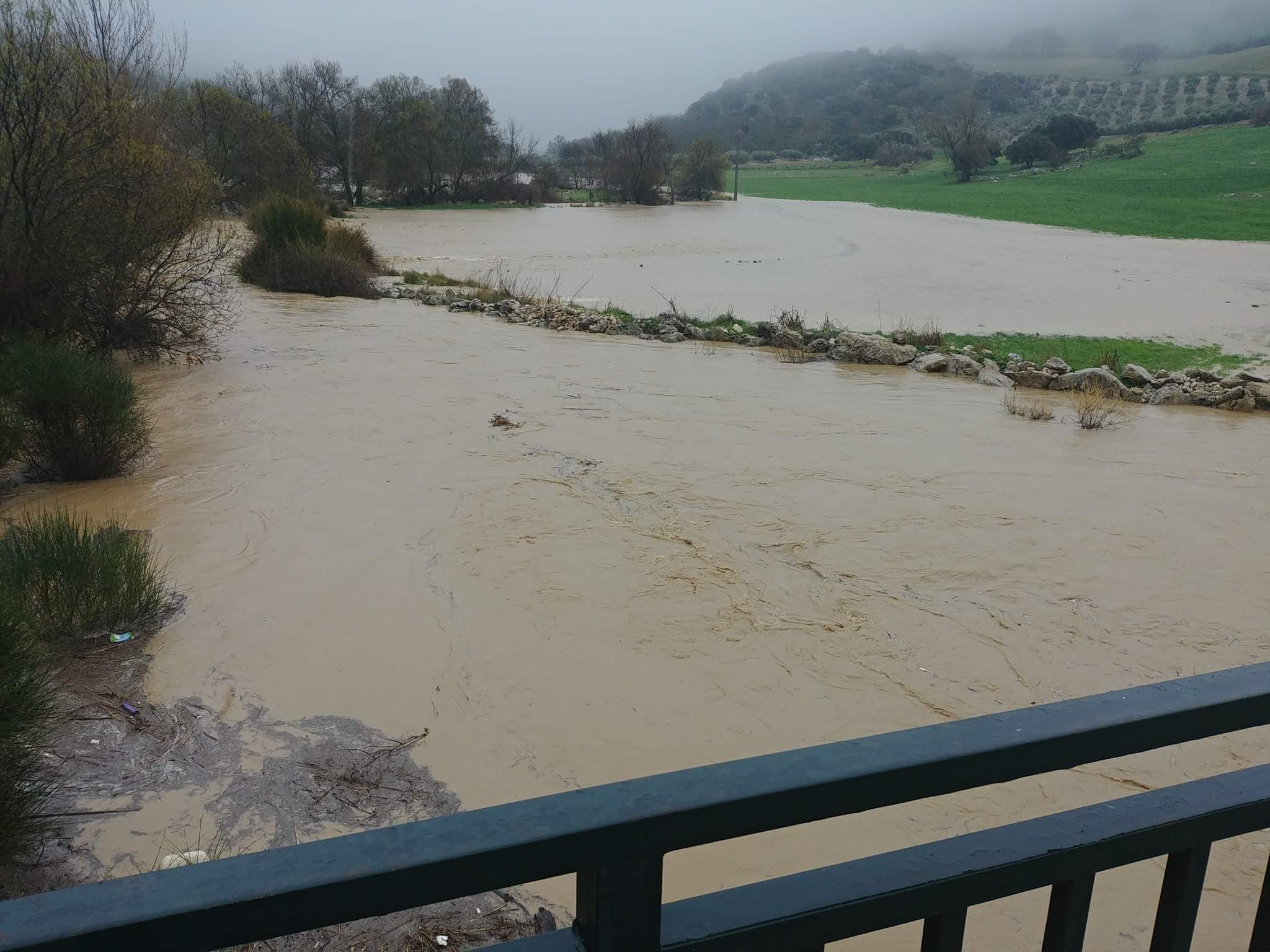 Imagen del río Sabar desbordado en La Axarquía.