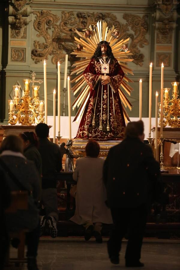 La parroquia de Santiago abre sus puertas este viernes desde las ocho de la mañana hasta las doce de la noche para acoger a los devotos del Cristo