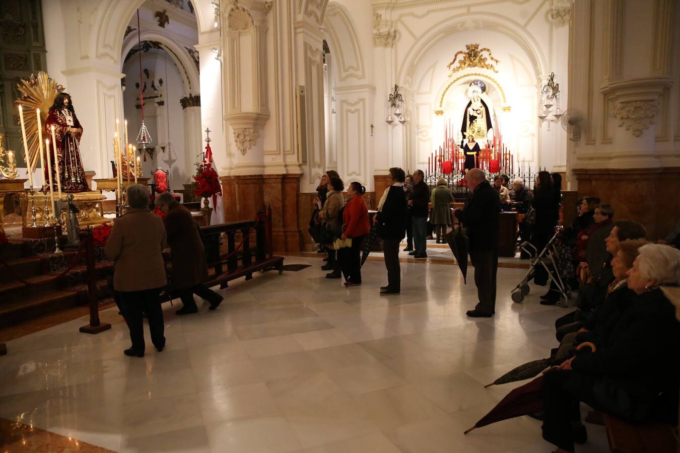 La parroquia de Santiago abre sus puertas este viernes desde las ocho de la mañana hasta las doce de la noche para acoger a los devotos del Cristo