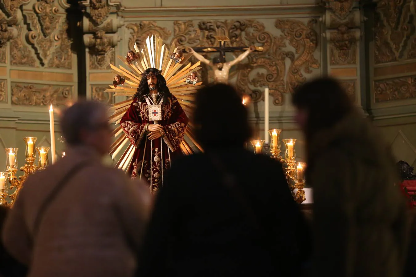 La parroquia de Santiago abre sus puertas este viernes desde las ocho de la mañana hasta las doce de la noche para acoger a los devotos del Cristo