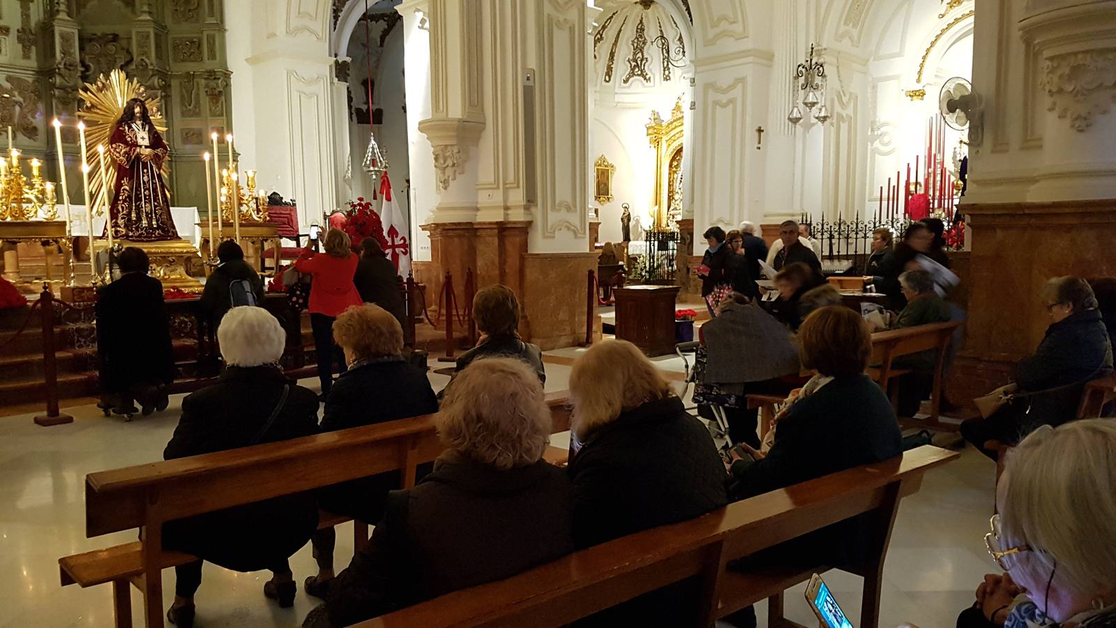 La parroquia de Santiago abre sus puertas este viernes desde las ocho de la mañana hasta las doce de la noche para acoger a los devotos del Cristo