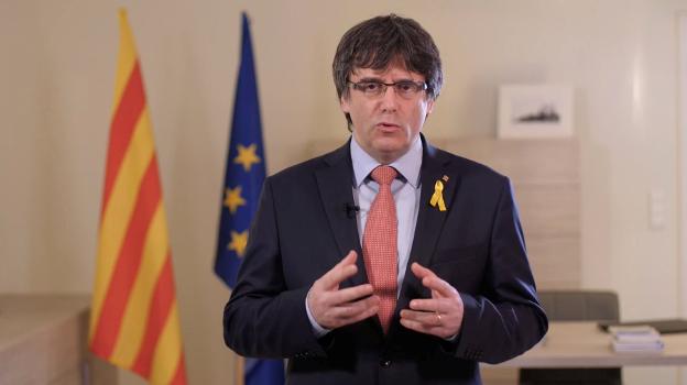 El expresidente de la
Generalitat utilizó ayer las
redes sociales para anunciar su
renuncia a ser reelegido. :: r. c.