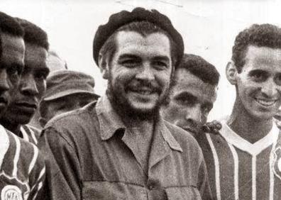 Imagen secundaria 1 - Foto superior: El Che Guevara, primero por la derecha, con sus compañeros de equipo de fútbol de juventud. Siguiente foto. El Che Guevara con un balón de fútbol. Última foto: Paquillo Díaz Arias, entrenador del Che, en el campo del Vélez CF en los años treinta del pasado siglo.