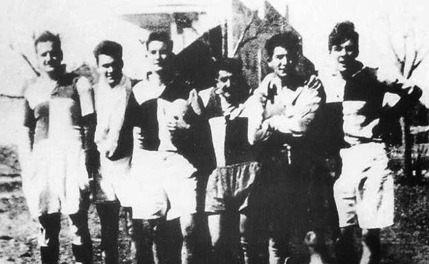 Imagen principal - Foto superior: El Che Guevara, primero por la derecha, con sus compañeros de equipo de fútbol de juventud. Siguiente foto. El Che Guevara con un balón de fútbol. Última foto: Paquillo Díaz Arias, entrenador del Che, en el campo del Vélez CF en los años treinta del pasado siglo. 