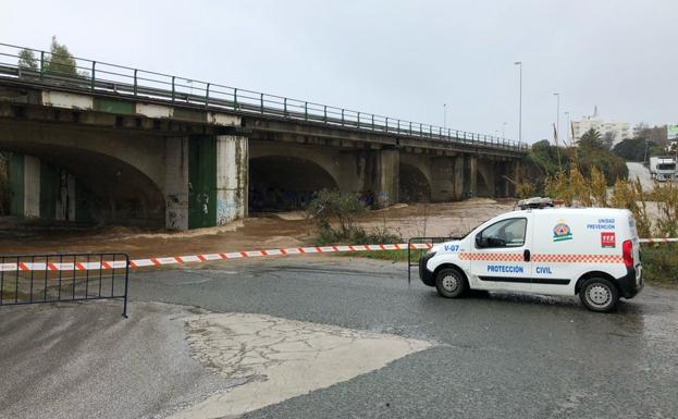 Uno de los pasos cortados en Estepona en el que ha tenido que trabajar Protección Civil. 