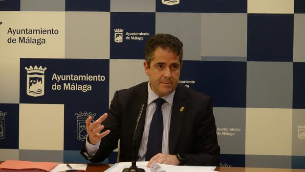 El edil de Economía y portavoz del equipo de gobierno, Carlos Conde, en la rueda de prensa de ayer. 