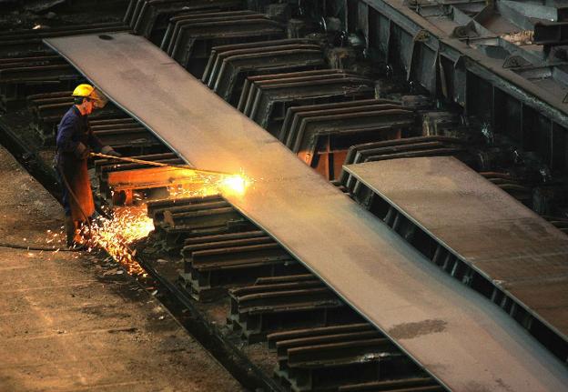 Un trabajador realiza soldaduras en una factoría de Aceralia en Avilés (Asturias). :: reuters