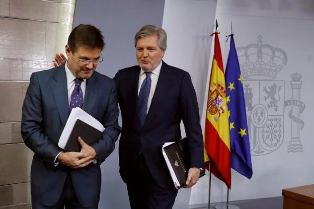 Méndez de Vigo y Catalá tras la rueda de prensa posterior al Consejo de Ministros de ayer. :: J. C. Hidalgo / efe