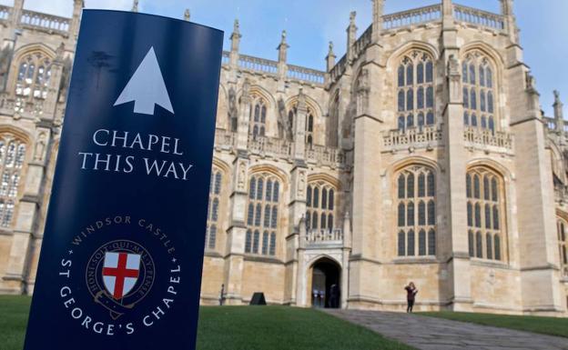 Acceso a la capilla de San Jorge, en Windsor, donde se casarán Enrique y Meghan Markle.