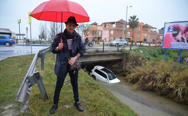 Jorge de Amuedo, ayer junto al vehículo siniestrado. 