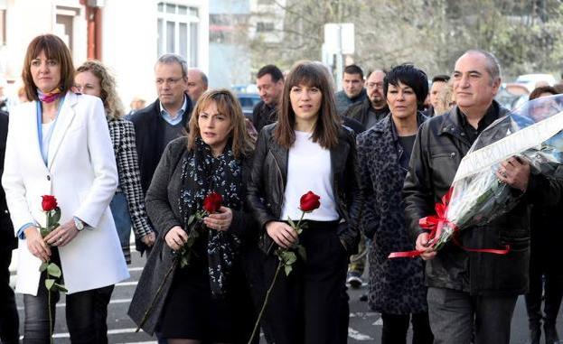 Maddalen Iriarte junto a la viuda e hija de Isaías Carrasco.