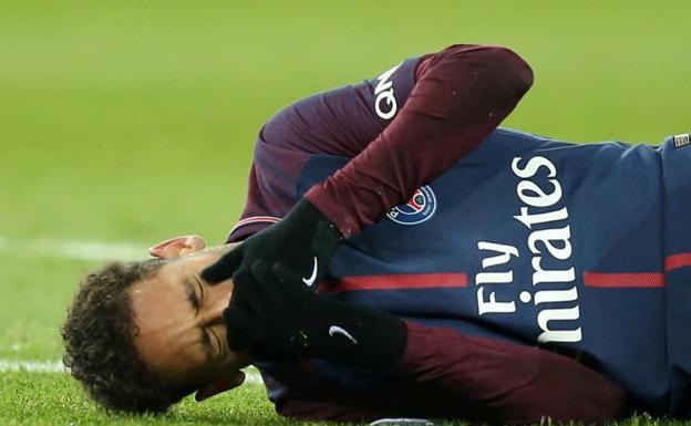 Neymar se duele en el suelo tras su fractura en el pie derecho. 