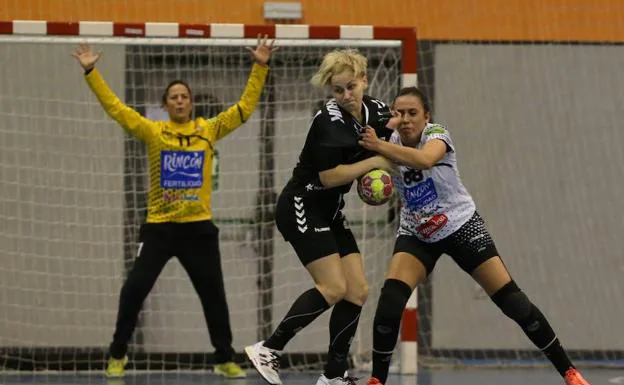 Paula García disputa un balón el viernes en el partido de ida de cuartos de final. 