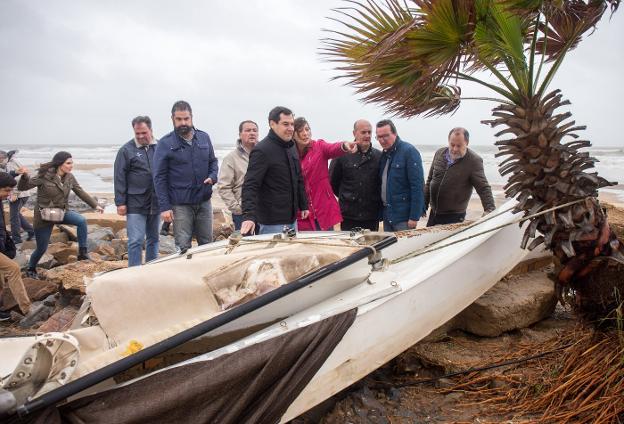 Juanma Moreno visita la zona afectada por el temporal en Huelva. :: e. p.