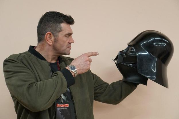 Spencer Wilding, ayer, con el casco de Darth Vader, último personaje al que ha dado vida. :: Jon sedano

