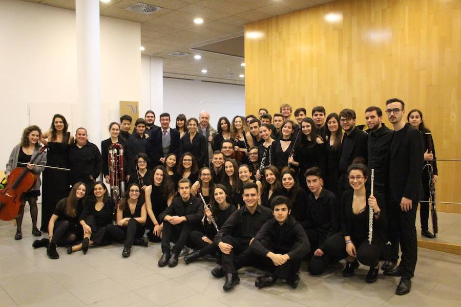 La Academia Orquestal de Málaga ofrece un concierto en el Auditorio Edgar Neville, que registró un lleno absoluto