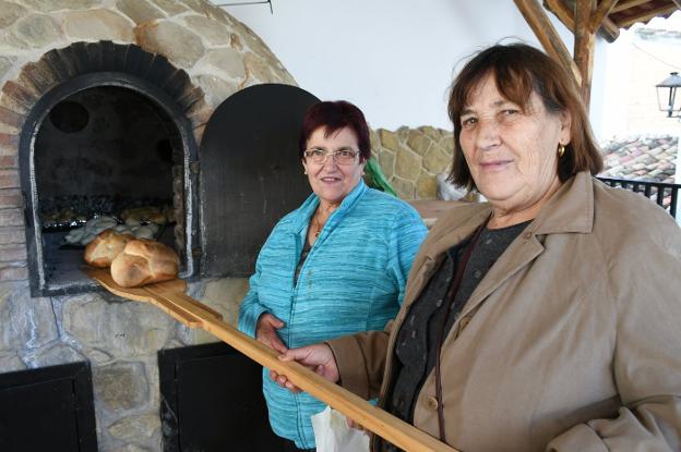 Dos vecinas usando el horno. 