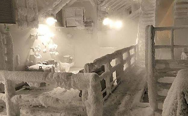 La cubierta tapizada por la ventisca.