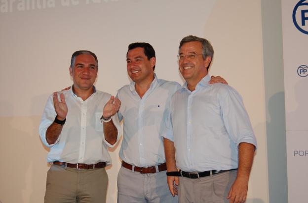 García Urbano junto a Juanma Moreno y Elías Bendodo en el último congreso local. :: charo márquez