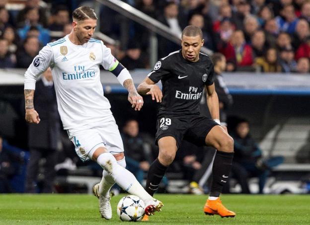 Sergio Ramos controla el balón ante Mbappé en una acción del choque de ida disputado en el Bernabéu. :: Rodrigo Jiménez. efe