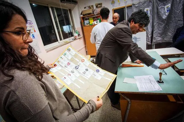 Recuento de votos en un colegio electoral de la ciudad de Nápoles. :: C. A. / efe
