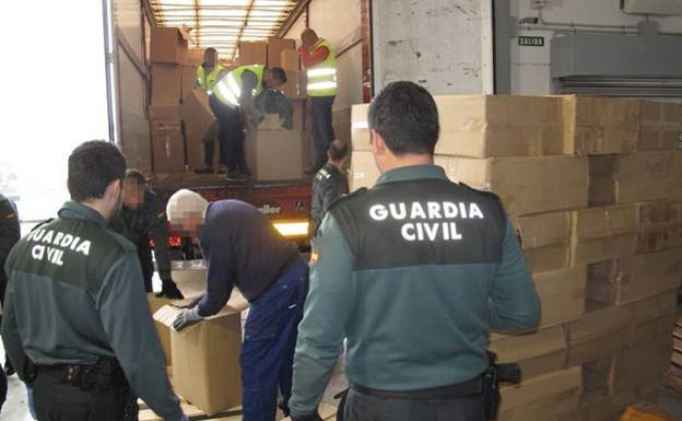 Detienen en Badajoz a un camionero de Málaga con 356.000 cajetillas de contrabando