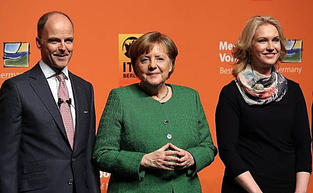 Christian Goeke, Angela Merkel y la primera ministra Manuela Schwesig, ayer en la inauguración.