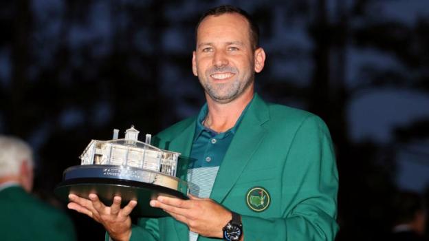 Sergio García posa con el trofeo de ganador del Masters de Augusta, principal razón de haber recibido el Laureus. :: getty images