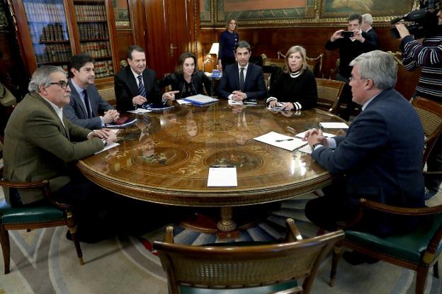 El secretario de Estado de Hacienda (d) ayer en la reunión con los dirigentes de la FEMP. :: efe