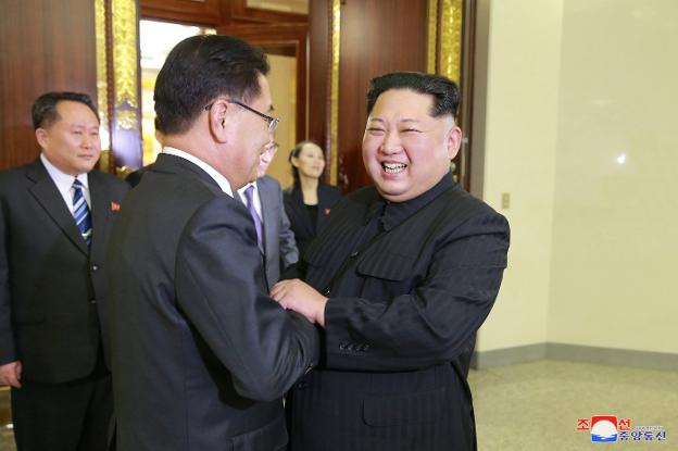 El presidente de Corea del Norte, Kim Jong-un (derecha), saluda a miembros de la delegación surcoreana que ha visitado su país. :: efe