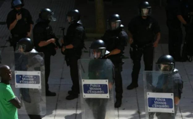 Varios Mossos se preparan para intervenir. 